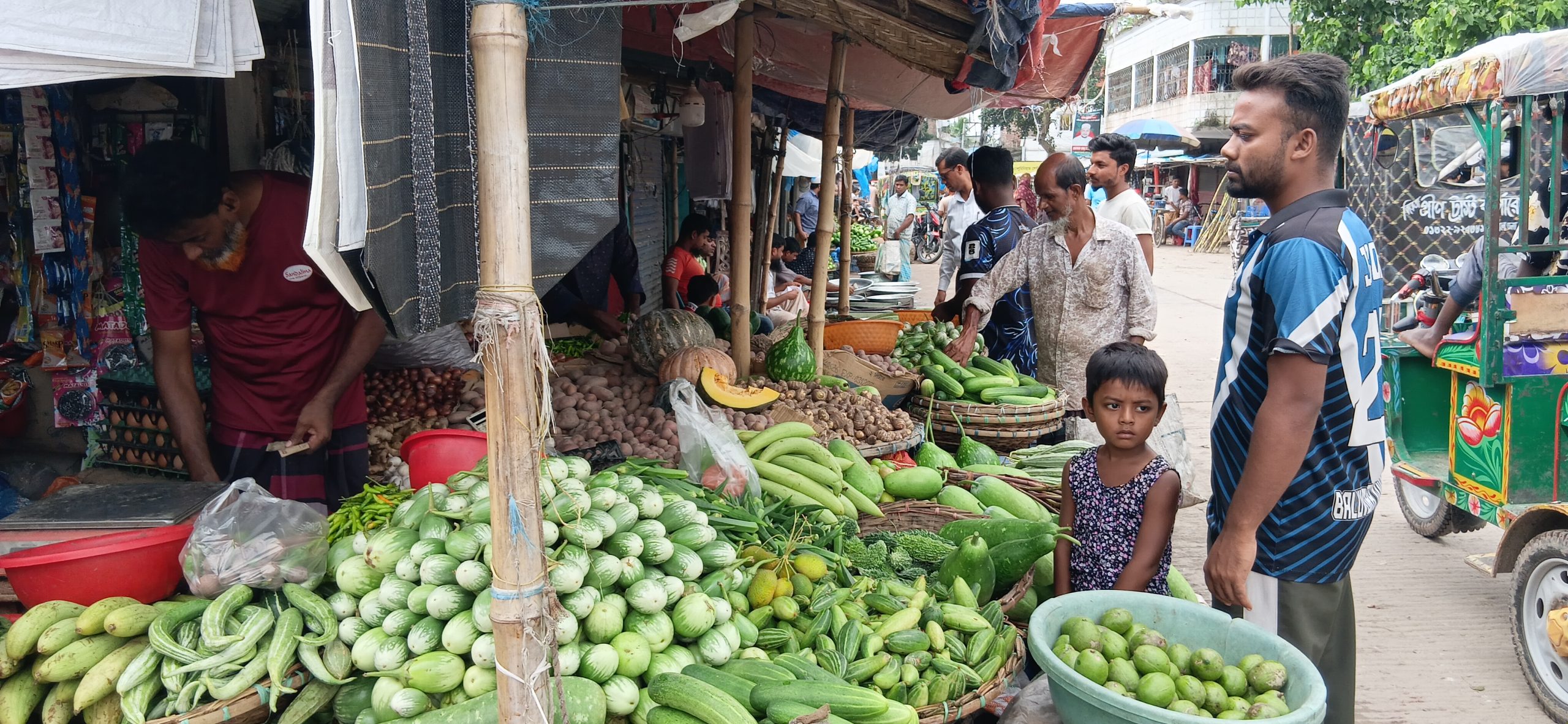 সিংড়ায় বৃষ্টির অজুহাতে সবজির দাম দ্বিগুন!