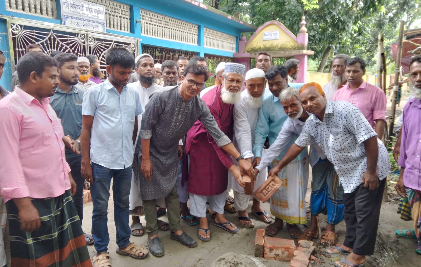 সিংড়ার বিলদহর গ্রামের কাঁচা রাস্তা সংস্কার কাজের উদ্বোধন