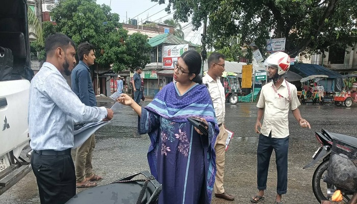 হেলমেট ও লাইসেন্স নেই: সিংড়ায়  ৪ বাইকারকে ৪ হাজার টাকা জরিমানা
