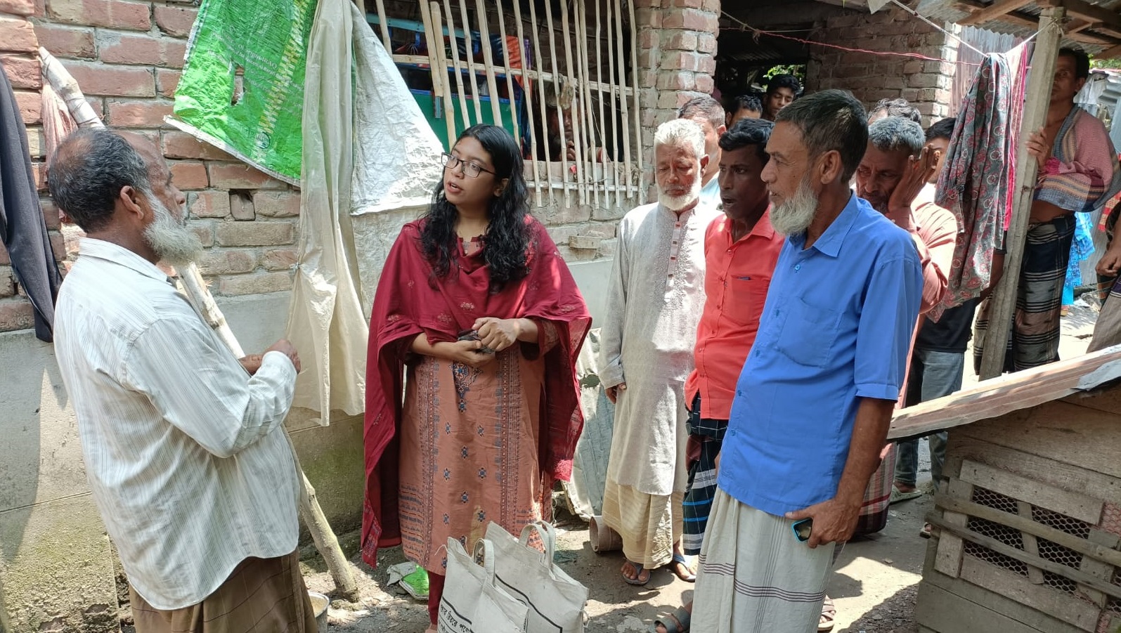সিংড়ায় অগ্নিকান্ডে ক্ষতিগ্রস্ত কৃষকের পাশে উপজেলা প্রশাসন
