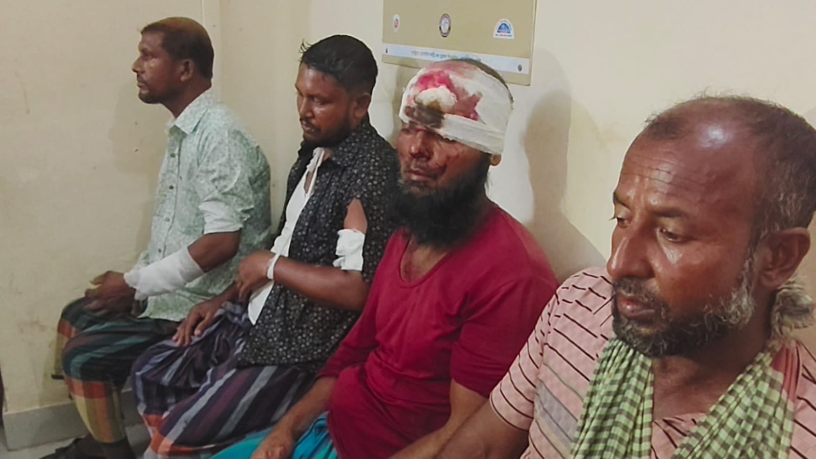 ক্ষমতার অপব্যবহারের প্রতিবাদে পটুয়াখালীর চরমোন্তাজে বিএনপির দুই গ্রুপের সংঘর্ষ, আহত ৬