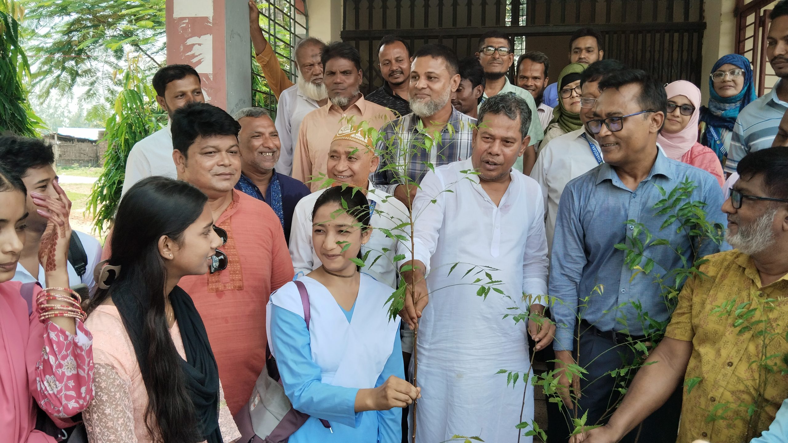 চাঁদগঞ্জ ডিগ্রি কলেজে বৃক্ষরোপণ ও শিক্ষার্থীদের মাঝে নিমের চারা বিতরণ