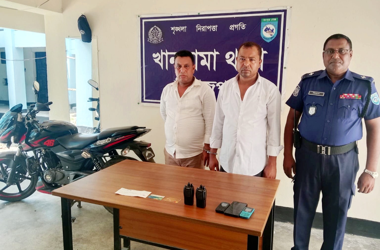 ভুয়া পুলিশ পরিচয়ে প্রতারণাকালে খানসামায় ২ জন আটক