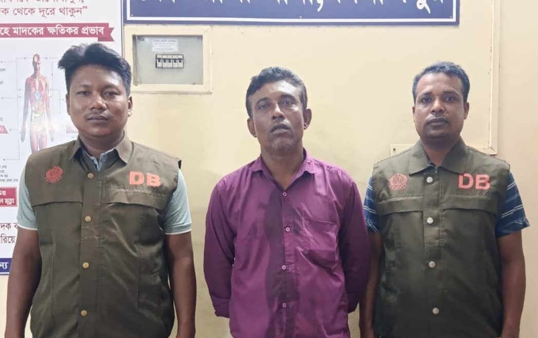 দিনাজপুরে রেলওয়ে স্টেশন এলাকা থেকে কুখ্যাত ডলার প্রতারক গ্রেপ্তার