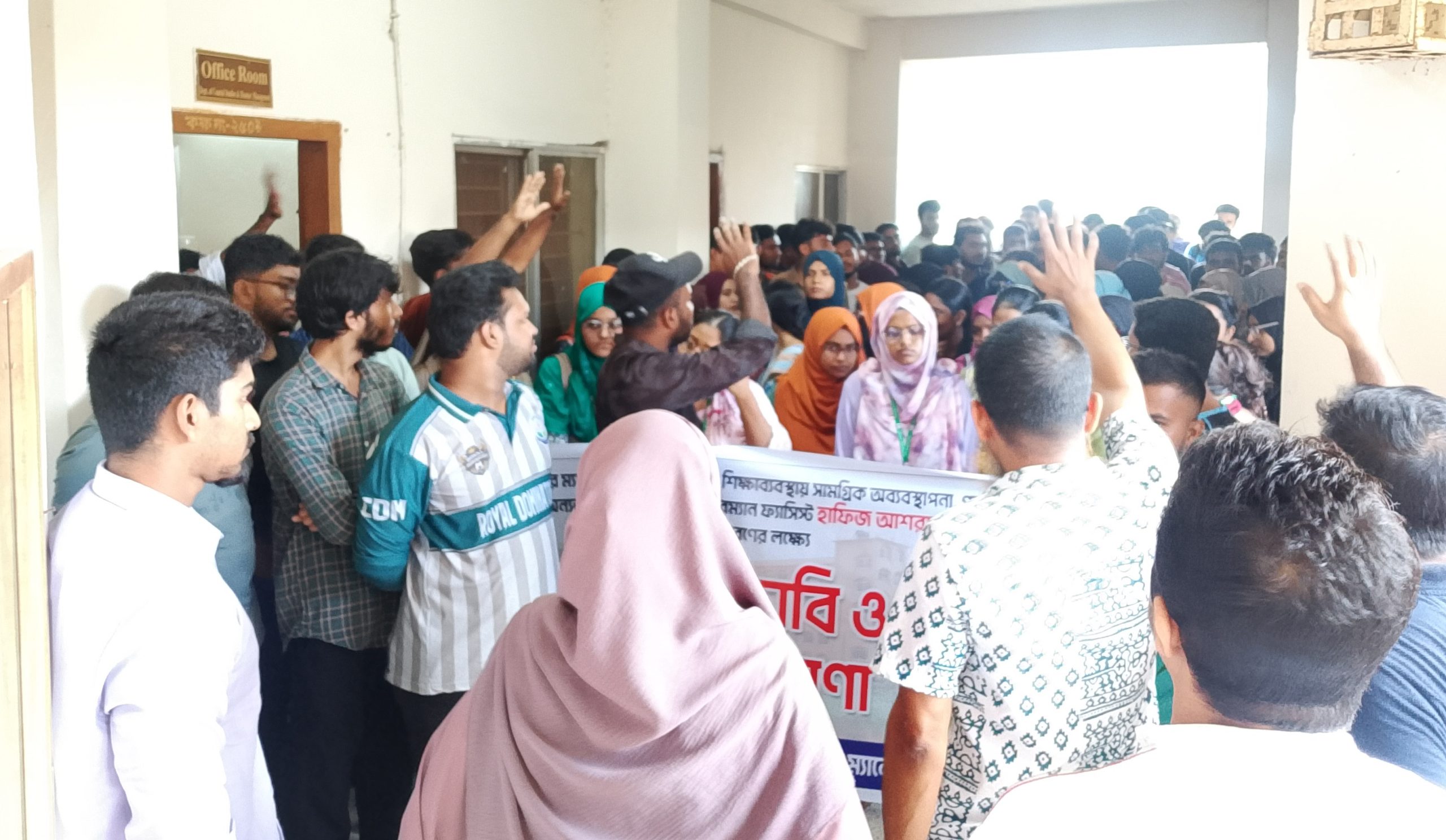 ববিতে চেয়ারম্যানকে ‘অবাঞ্ছিত’ ঘোষণা ও অপসারণের দাবিতে অফিসে তালা