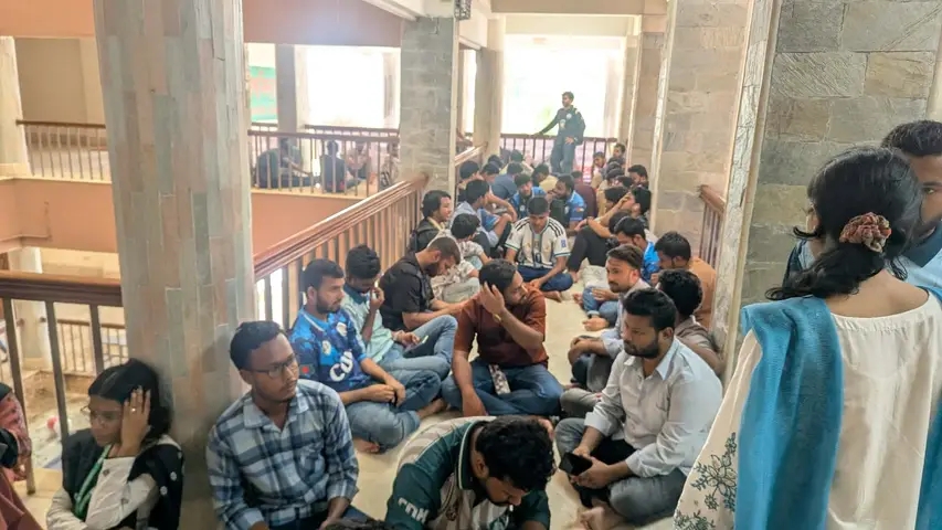 চেয়ারম্যানের পদত্যাগ দাবিতে ২য় দিন উপাচার্য কার্যালয়ে সিডিএম শিক্ষার্থীদের অবস্থান