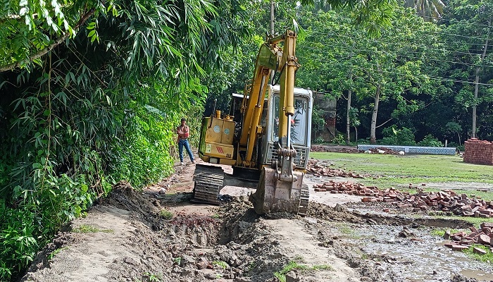আগৈলঝাড়ায় নিজস্ব অর্থায়নে সড়ক সংস্কারে এলাকাবাসীর