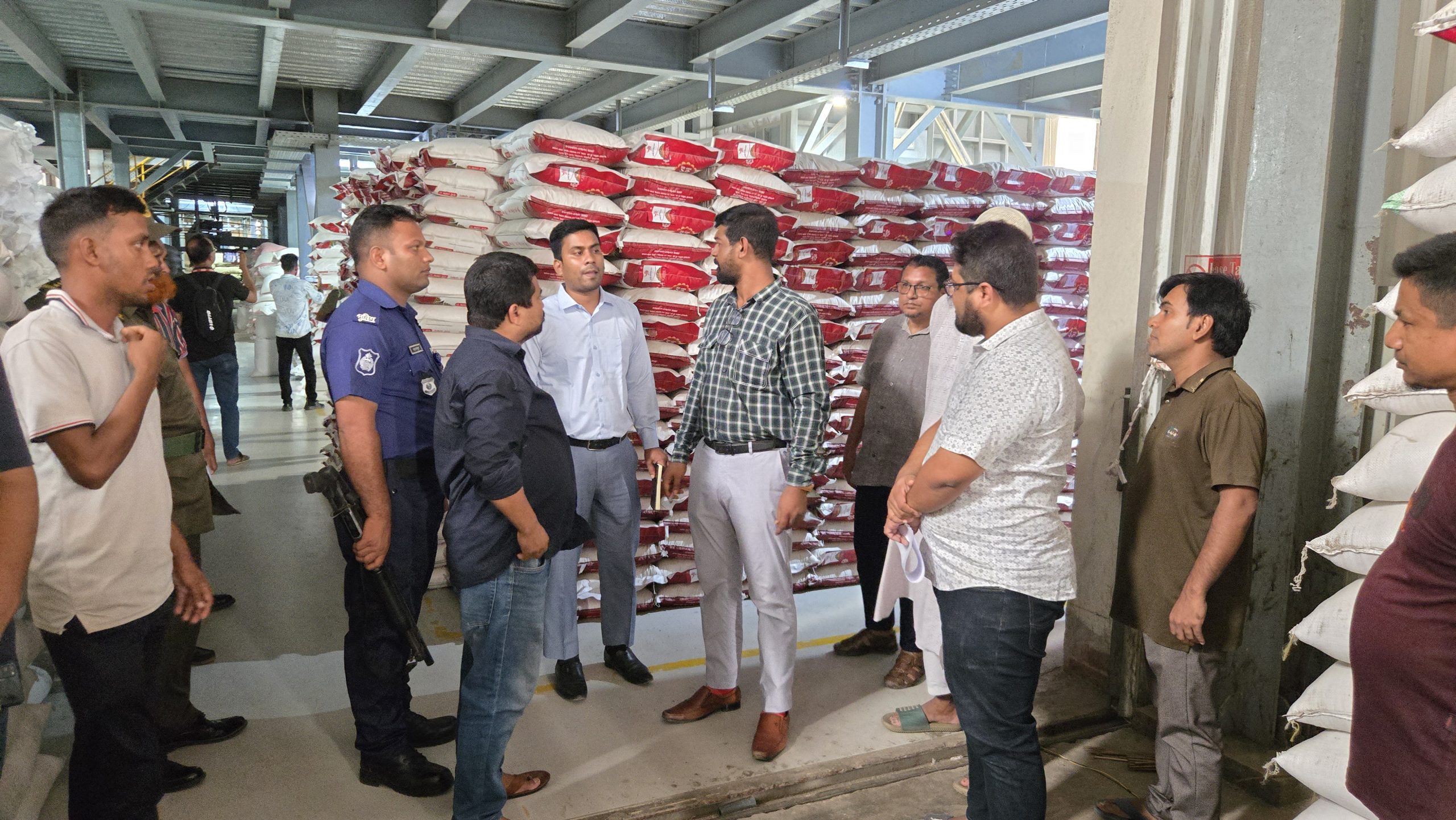 সুগন্ধি চালের অবৈধ মজুদ রুখতে নওগাঁর মিলগুলোতে ভোক্তা অধিদপ্তরের অভিযান, দুইটি মিলে জরিমানা