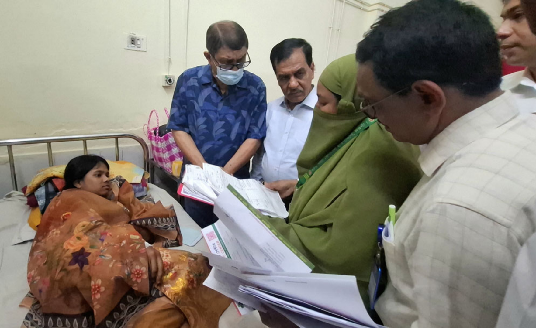 নওগাঁ হাসপাতাল পরিদর্শনে স্বাস্থ্যমন্ত্রী: মজুতের পরেও স্যালাইন না দেওয়ায় রোগীর টাকা ফেরত