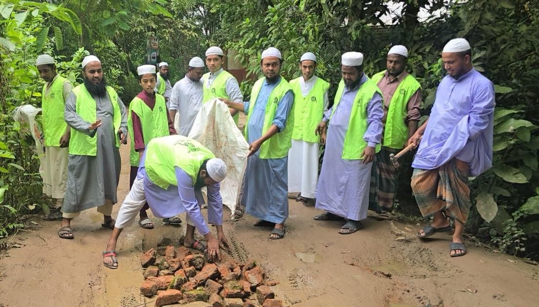 দেবিদ্বারে নিজ অর্থায়নে ক্ষতিগ্রস্ত সড়ক সংস্কার করলেন মেয়র প্রার্থী হাজী মোহাম্মদ মহসিন