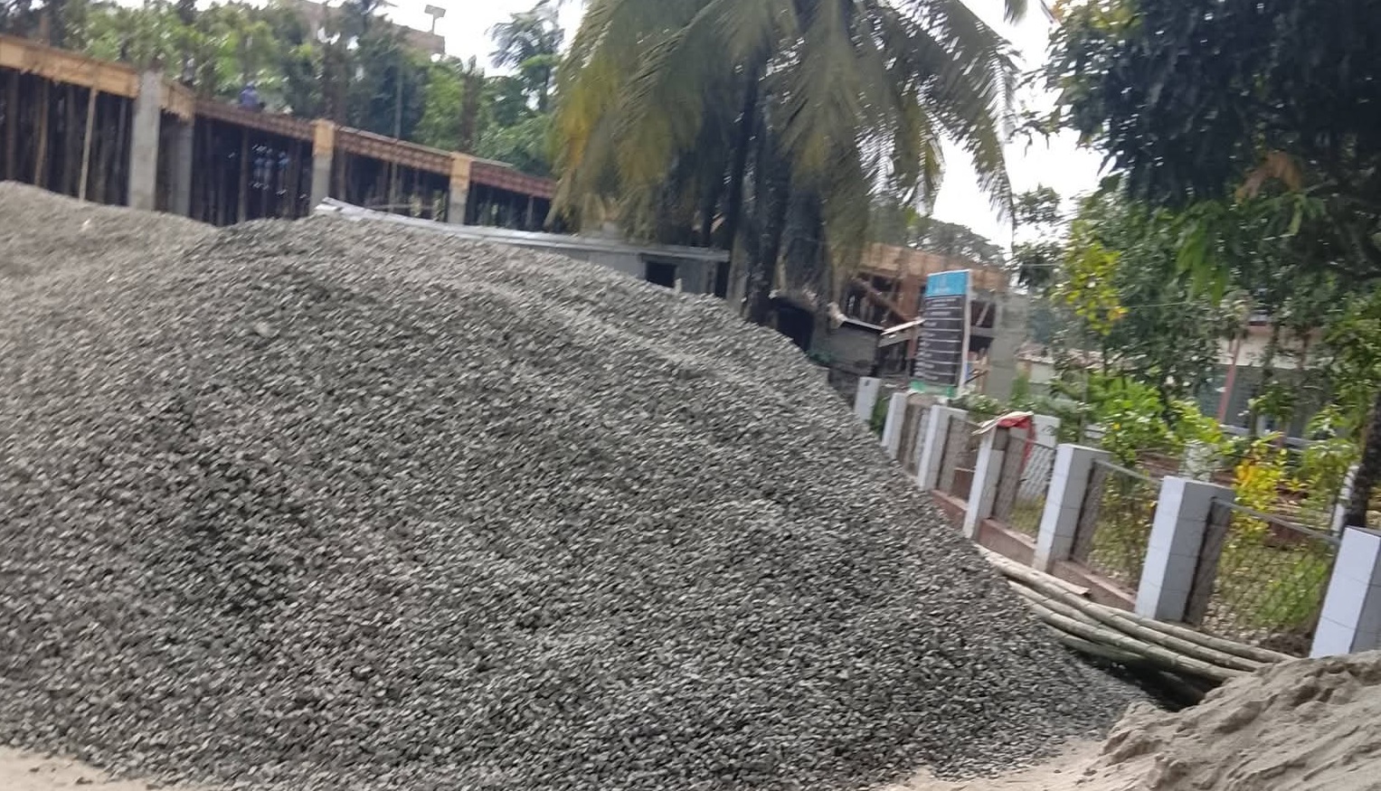 স্কুলের ফটকে বালি-সুরকির স্তূপ, ধুলায় দুর্ভোগে শিক্ষার্থীরা