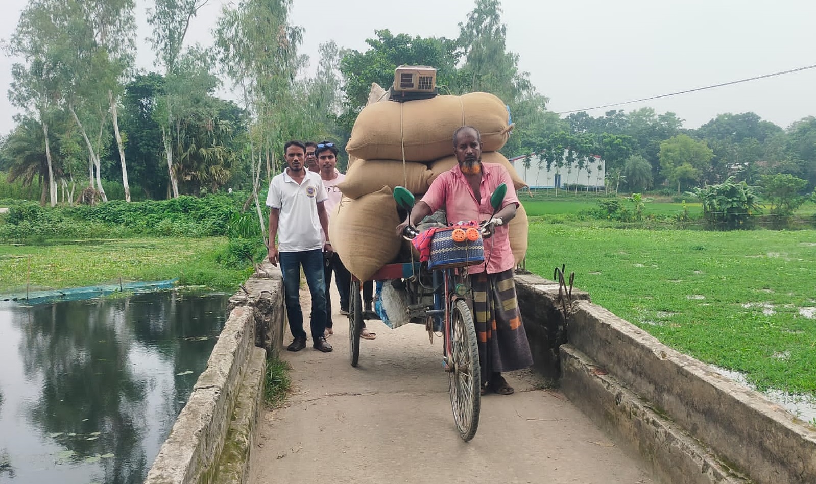 আত্রাইয়ে সিংসাড়া-ইব্রাহিম নগর দাড়ির ওপর সরু ব্রিজের স্থলে প্রশস্ত ব্রিজ নির্মাণের দাবি এলাকাবাসীর