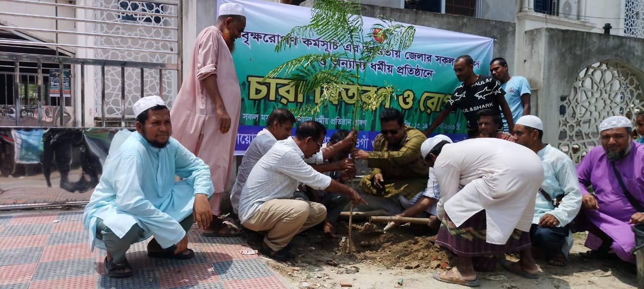 আত্রাইয়ে মডেল মসজিদ প্রাঙ্গণে গাছের চারা রোপণ করলেন ইউএনও মনিরুজ্জামান