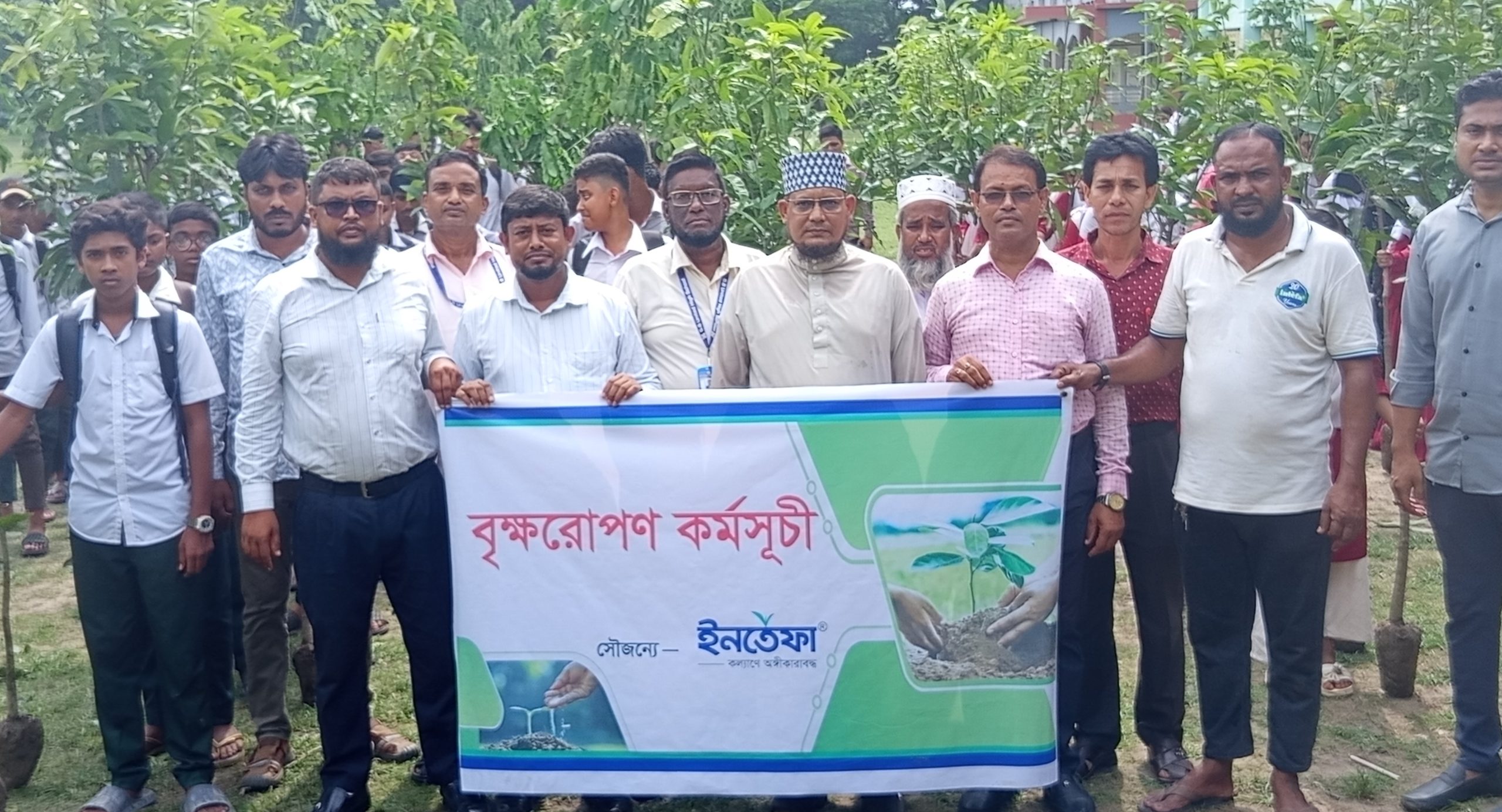 ব্রহ্মরাজপুরে ইনতেফা কোম্পানির পক্ষ থেকে শিক্ষার্থীদের মাঝে ফলজ ও বনজ গাছের চারা বিতরণ