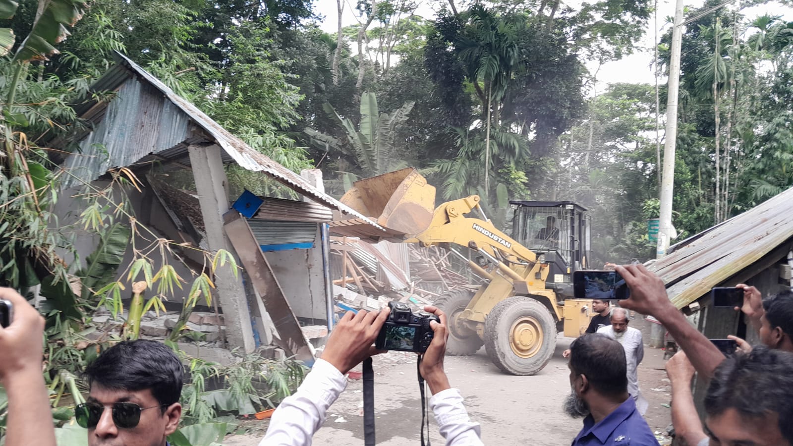 জিয়ানগরে সরকারি খাস জমি দখলমুক্ত করতে ভ্রাম্যমান আদালতের অভিযান