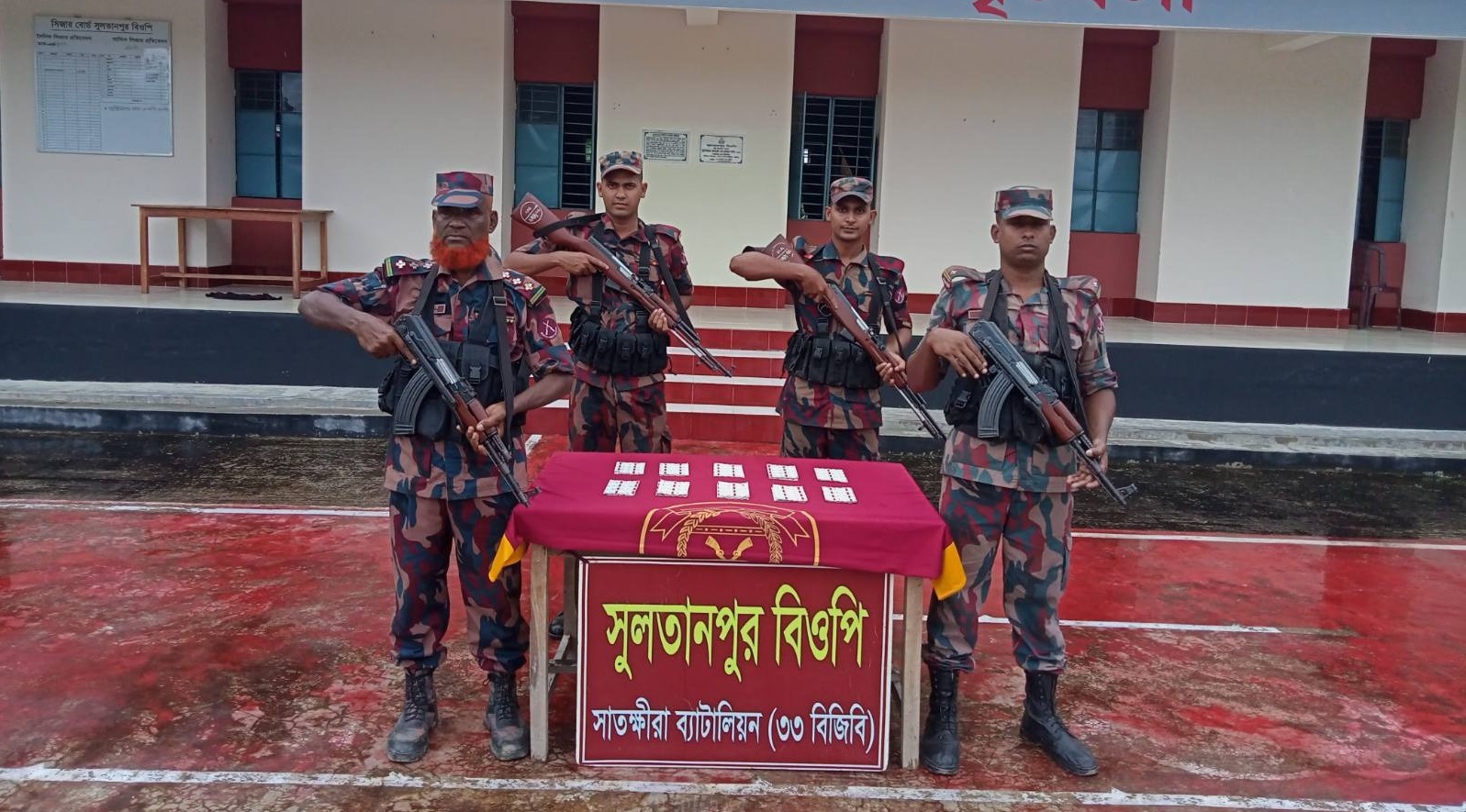 কলারোয়া সীমান্তে সাড়ে ১০ লাখ টাকার চোরাচালানী পণ্য জব্দ