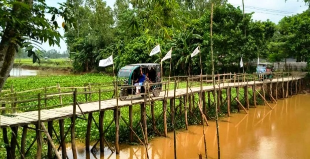 কুড়িগ্রামে নড়বড়ে কাঠের সাঁকোয় ঝুঁকিপূর্ণ পারাপার, জনদুর্ভোগে হাজারো মানুষ