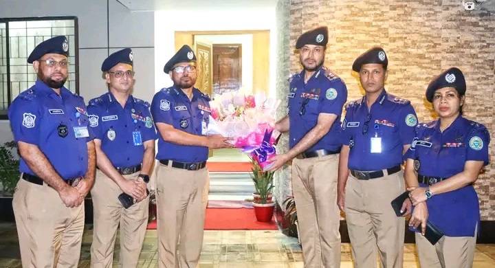 ফুলের শুভেচ্ছায় বরণ নবাগত বরিশাল রেঞ্জ ডিআইজি জুলফিকার আলী হায়দারকে