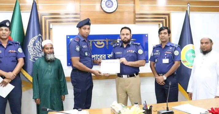 বরিশাল নৌপথের নিরাপত্তায় নতুন শক্তি, স্পীডবোট-কান্ট্রিবোট চালনায় দক্ষ ১০ পুলিশ সদস্য