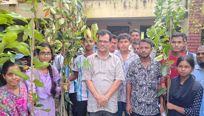 সাতক্ষীরার তলায় বৃক্ষরোপণ ও চারা বিতরণ করলেন জেলা পরিষদ প্রশাসক হাবিব