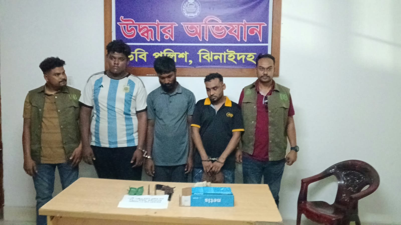 ঝিনাইদহে অস্ত্র ও গুলিসহ তিন যুবক আটক