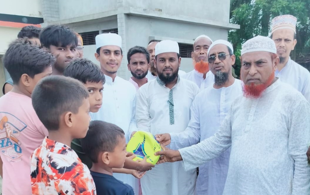এমপির বরাদ্দের ফুটবল বিতরণ করলেন চেয়ারম্যান পদপ্রার্থী অলিউল ইসলাম