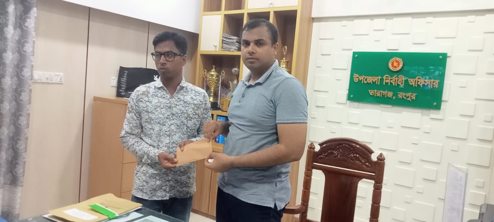 ডুয়েট সুযোগ পাওয়া মেধাবী শিক্ষার্থীকে তারাগঞ্জ ইউএনও এর আর্থিক সহযোগিতা