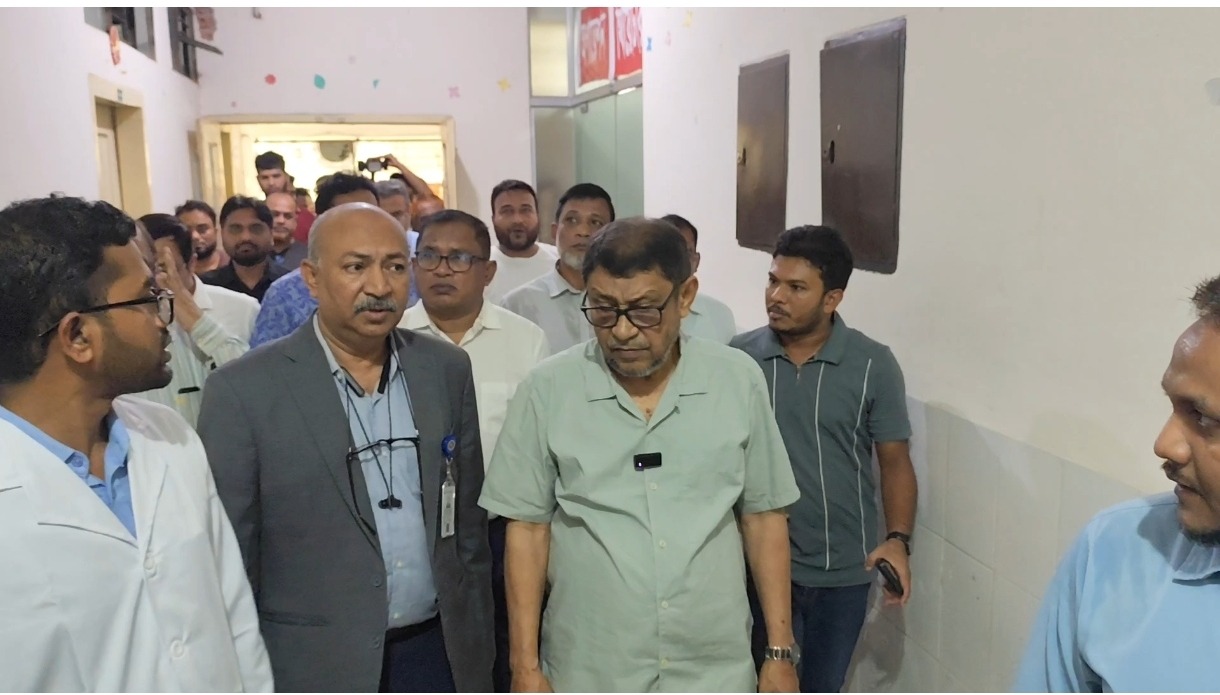 শরীয়তপুরের ভেদরগঞ্জ উপজেলা স্বাস্থ্য কমপ্লেক্স হাসপাতালে স্বাস্থ্যমন্ত্রীর আকস্মিক পরিদর্শন