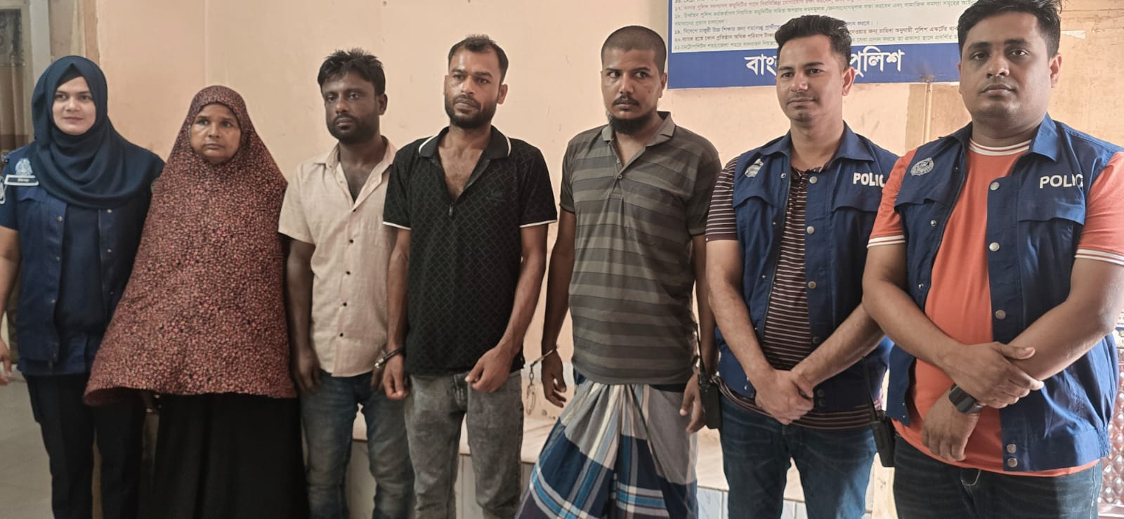 বাঙ্গরা বাজারে পুলিশের অভিযানে ৯৫৩ পিস ইয়াবা উদ্ধার, নারীসহ গ্রেপ্তার ৪