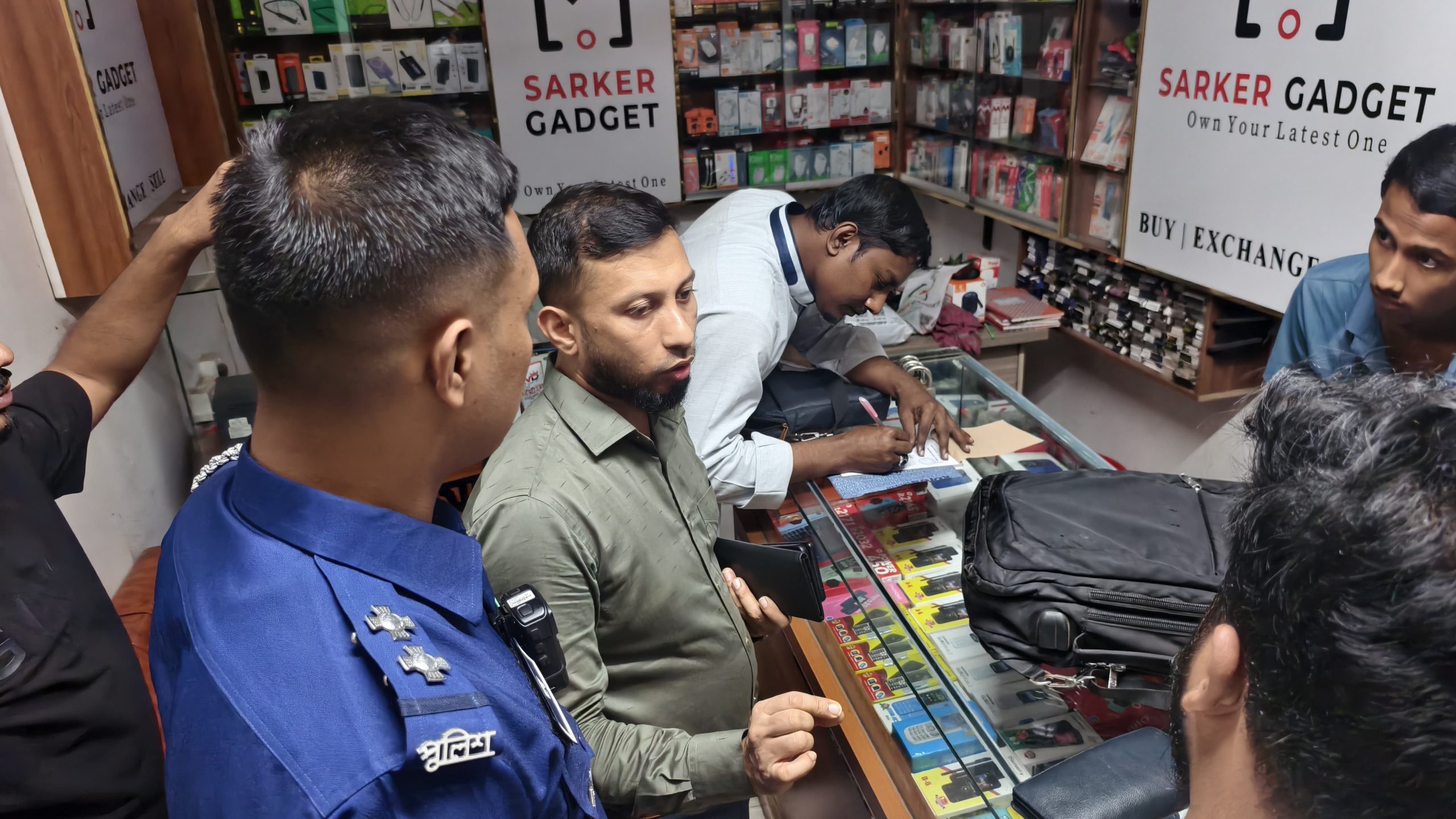 রাত ৮টার পর দোকান খোলা, মুরাদনগরে ৯ ব্যবসায়ীকে জরিমানা