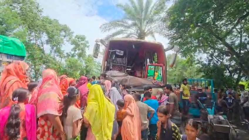 নাটোরে গরুবাহী ভুটভুটির সঙ্গে বাসের মুখোমুখি সংঘর্ষ, দুই সহোদর ভাইসহ নিহত ৩