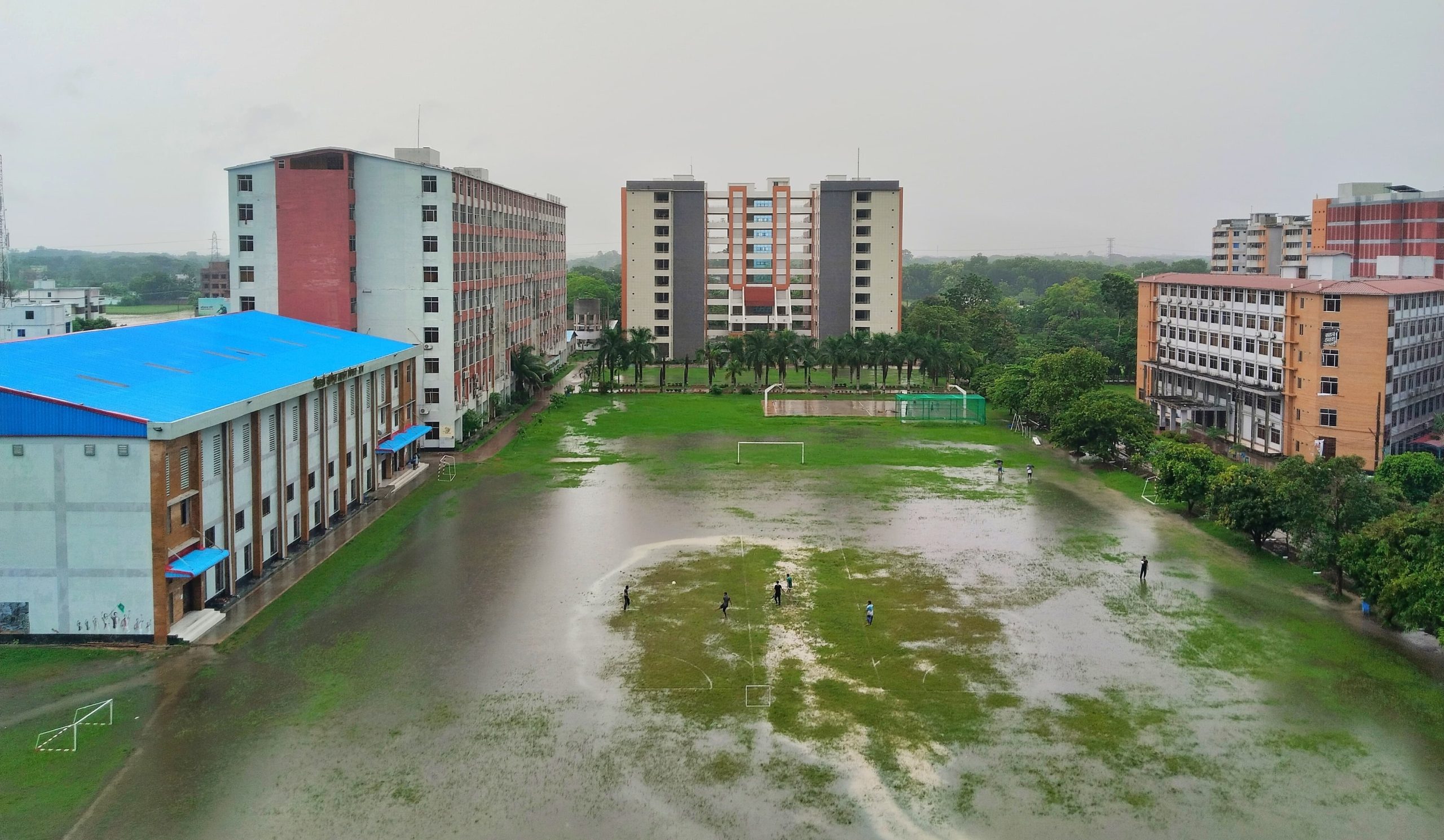 সামান্য বৃষ্টিতেই অচল যবিপ্রবির একমাত্র কেন্দ্রীয় খেলার মাঠ, সঠিক পরিচর্যা না করার অভিযোগ