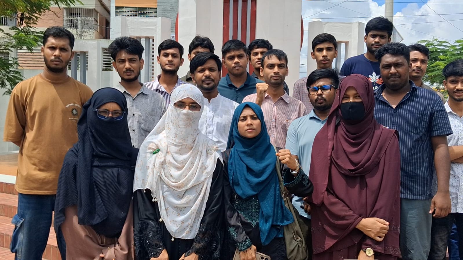 বহিরাগতদের ইভটিজিংয়ের প্রতিবাদে যবিপ্রবিতে মানববন্ধন, ২৪ ঘণ্টার আল্টিমেটাম