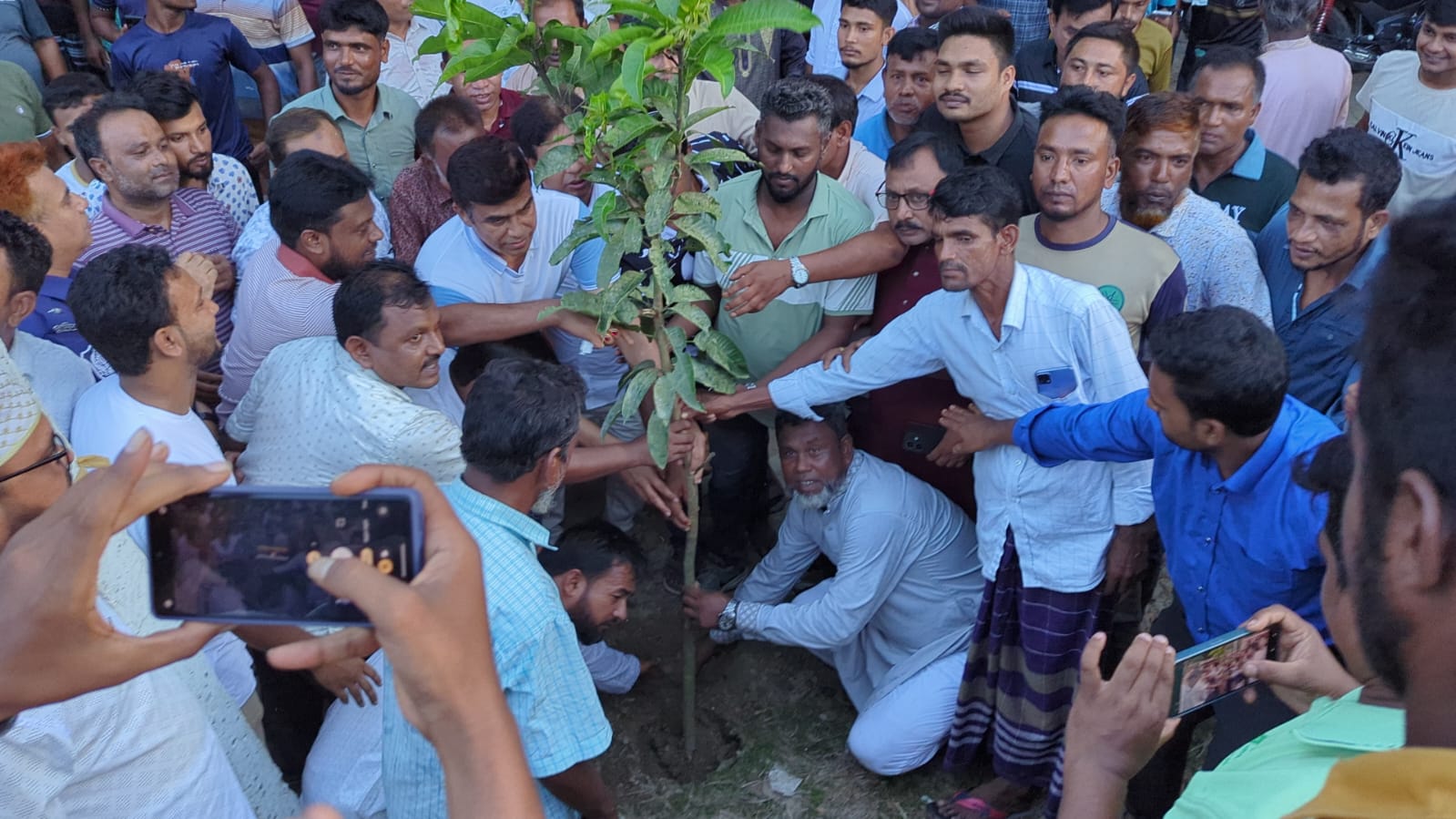 গাইবান্ধার সুন্দরগঞ্জ ভাঙ্গন কবলিত এলাকা পরিদর্শন ও বৃক্ষ রোপণ করলেন পানিসম্পদ প্রতিমন্ত্রী