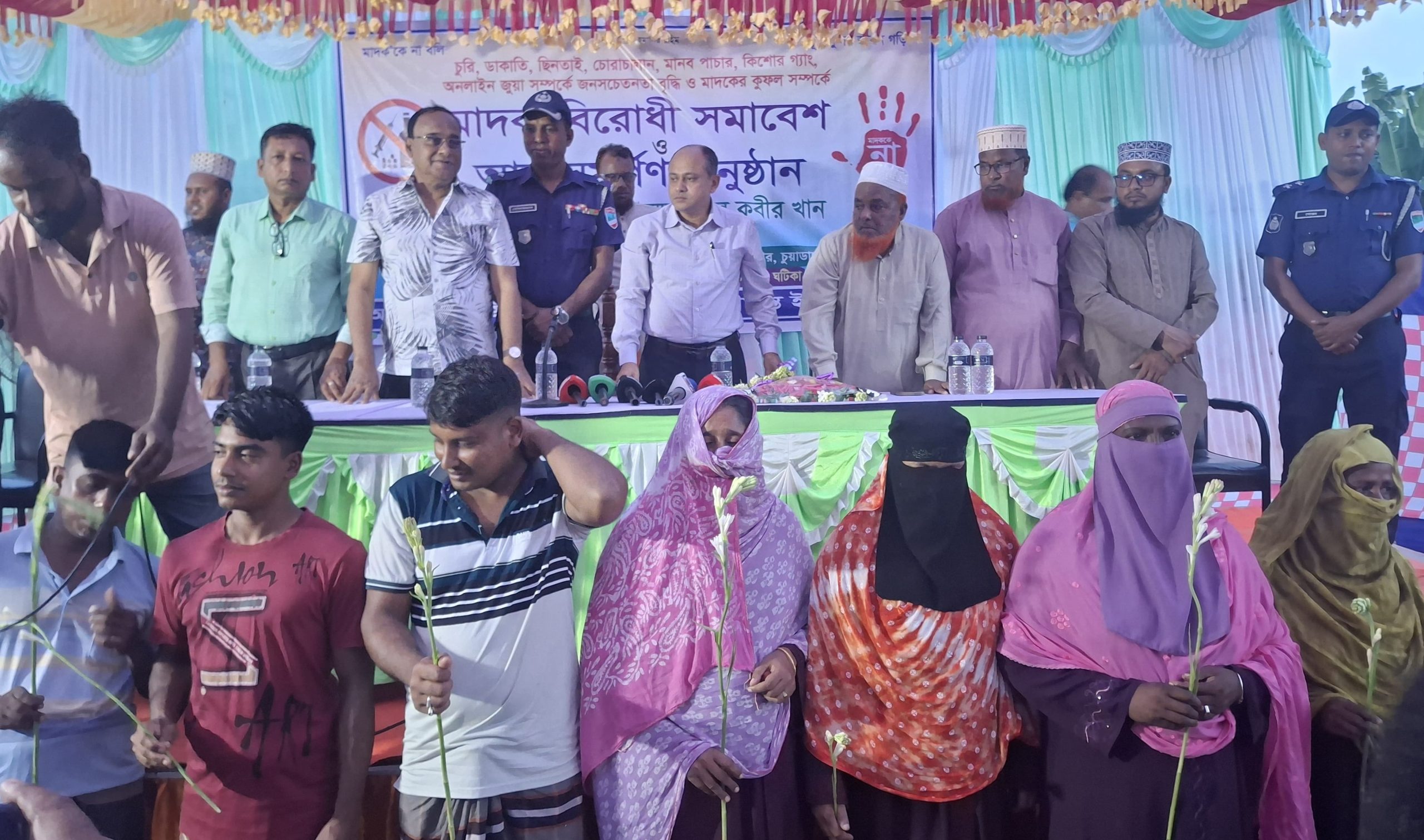 জীবননগরে পুলিশ সুপারের কাছে ১৫ মাদকসংশ্লিষ্ট ব্যক্তির আত্মসমর্পণ