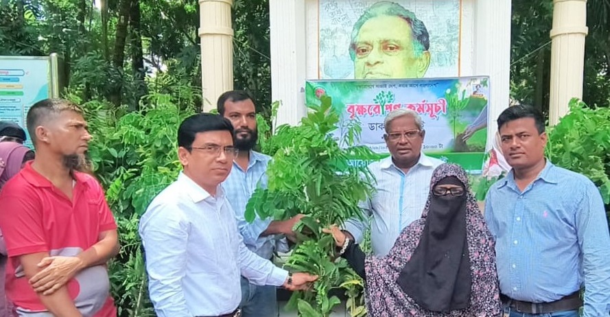 গৌরনদীতে ‘ডাক দিয়ে যাই’ এনজিওর উদ্যোগে গাছের চারা বিতরণ
