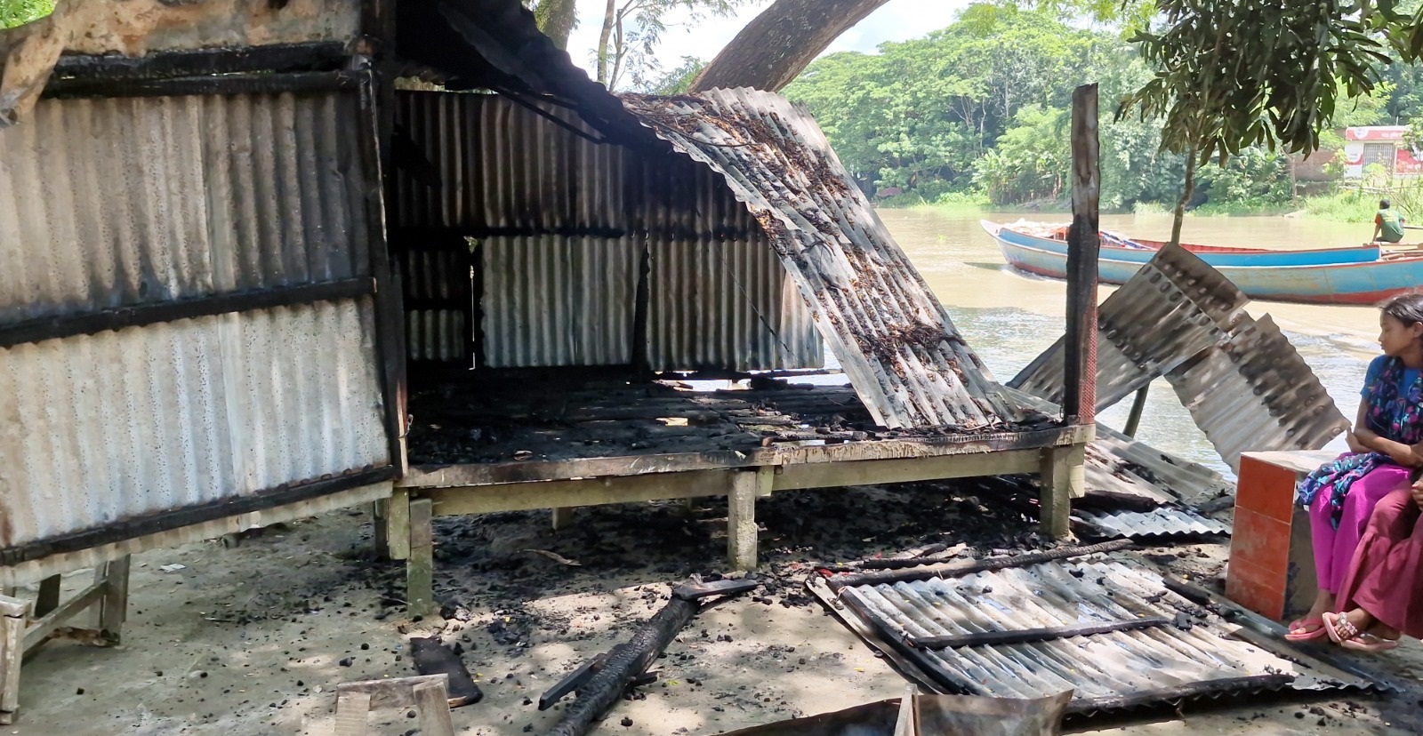 গৌরনদীতে বেদে পল্লীতে দু’গ্রুপে হামলা-পাল্টা হামলা, ভাঙচুর অগ্নিসংযোগ