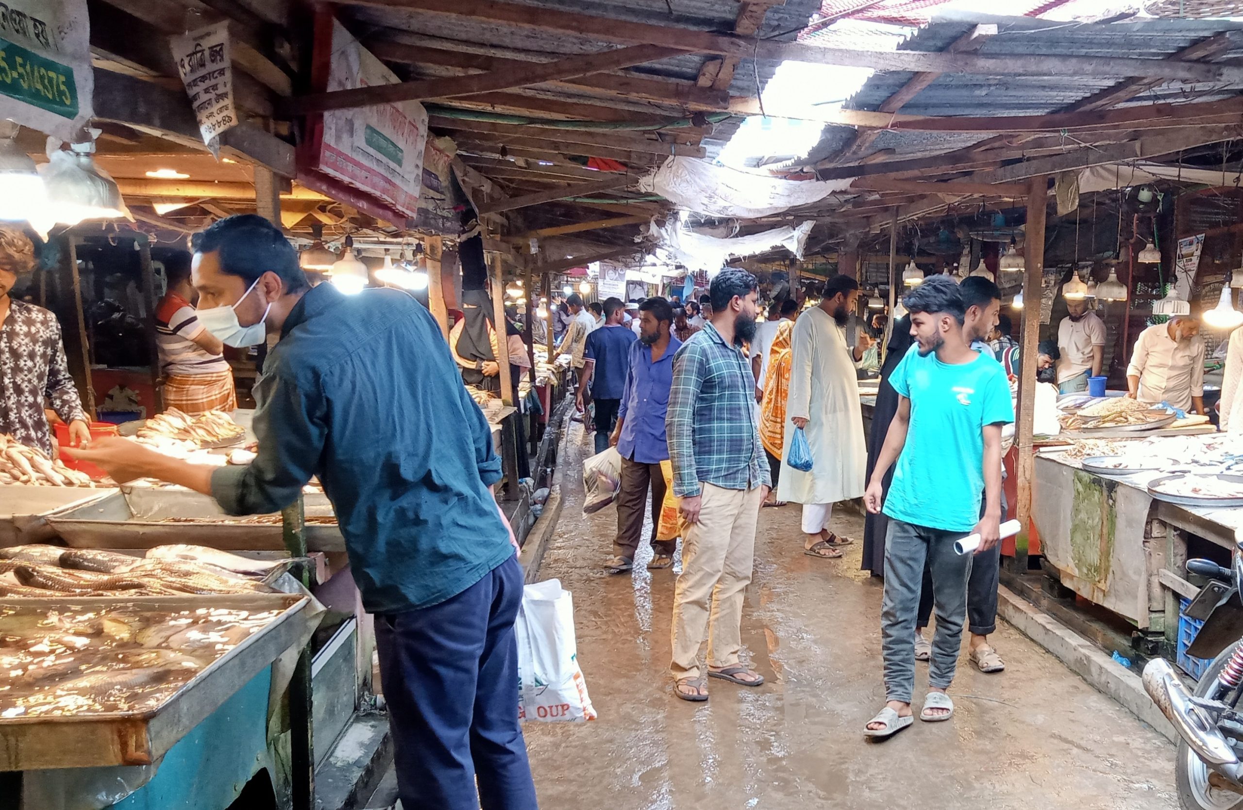 চড়া দামে পচা মাছ বিক্রি, রুপাতলী বাজারে বেপরোয়া মাছ ব্যবসায়ীরা