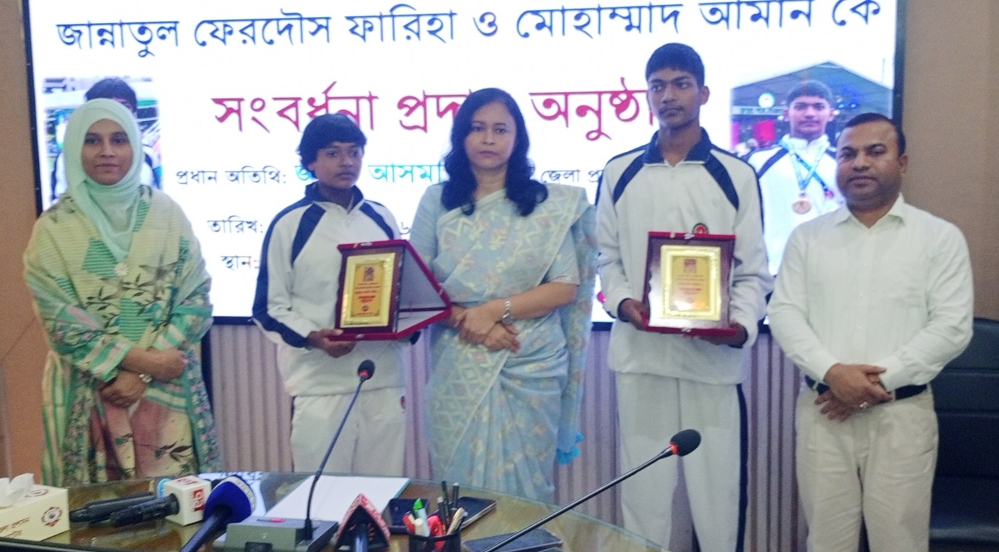নতুন কুঁড়ি দেশ সেরা দুই খেলোয়ার কে নাটোরের জেলা প্রশাসনের সংবর্ধনা