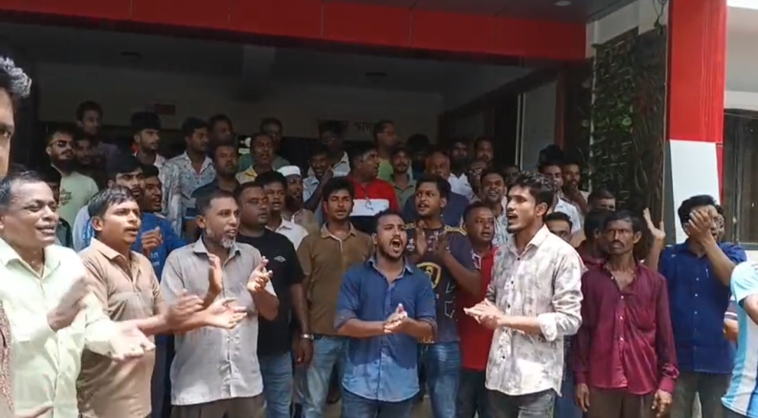 নাটোরের লালপুর ও বাগাতিপাড়ায় ইউএনও কার্যালয়ে বিক্ষোভ সহ কর্মকর্তাদের লাঞ্চিত