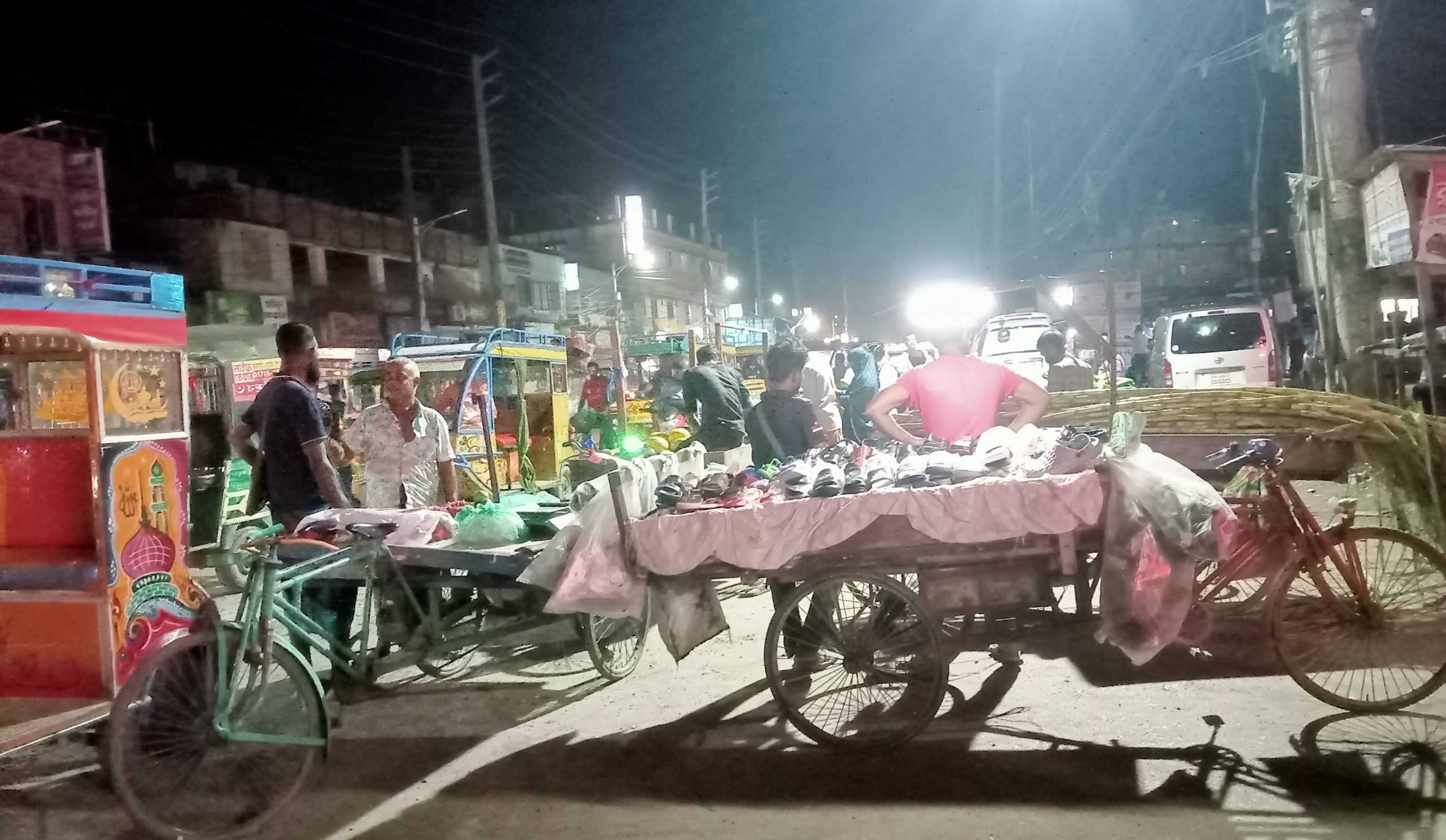 বরিশাল রুপাতলীর মহাসড়ক এখন ভ্রাম্যমাণ ব্যবসায়ীদের দখলে!