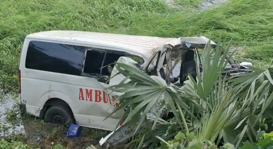নাটোরের গুরুদাসপুর বনপাড়া-ঢাকা মহাসড়কে অ্যাম্বুলেন্স ও ট্রাকের সংঘর্ষে ৭ জন আহত