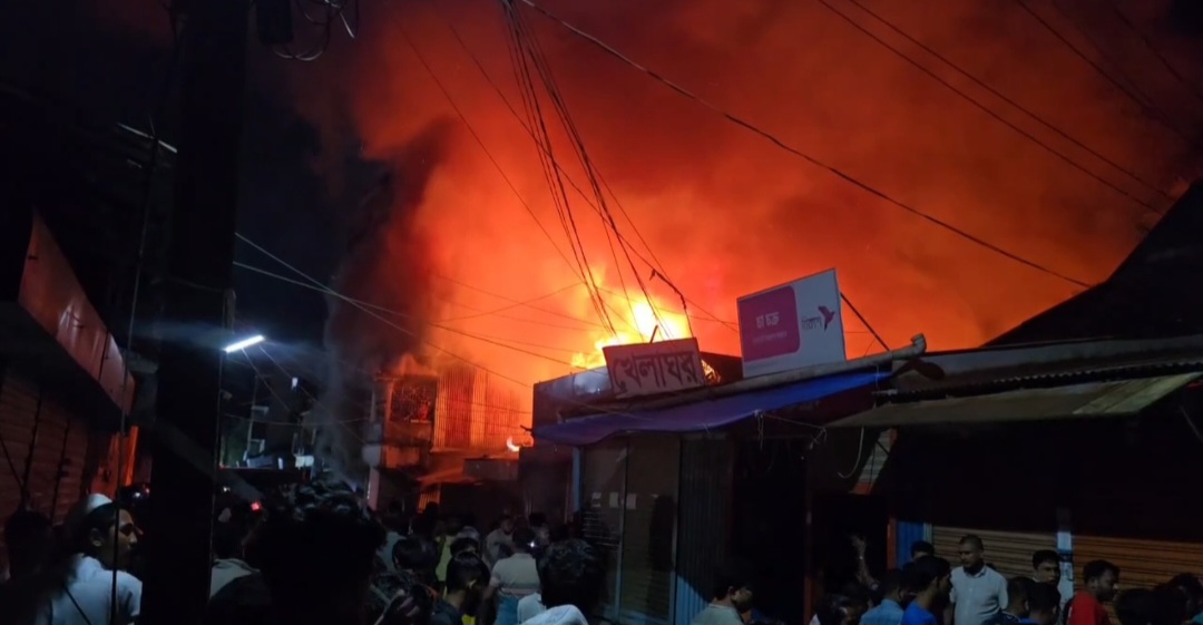 নেত্রকোণায় বড়বাজারে আগুন, ৩ ফায়ার সার্ভিসের কর্মী আহত