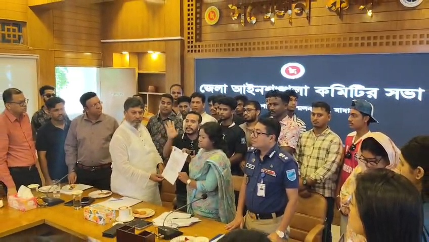 খাঁয় অবৈধ বালু উত্তোলন বন্ধে মাদারীপুর জেলা প্রশাসককে ছাত্রদলের স্মারকলিপি