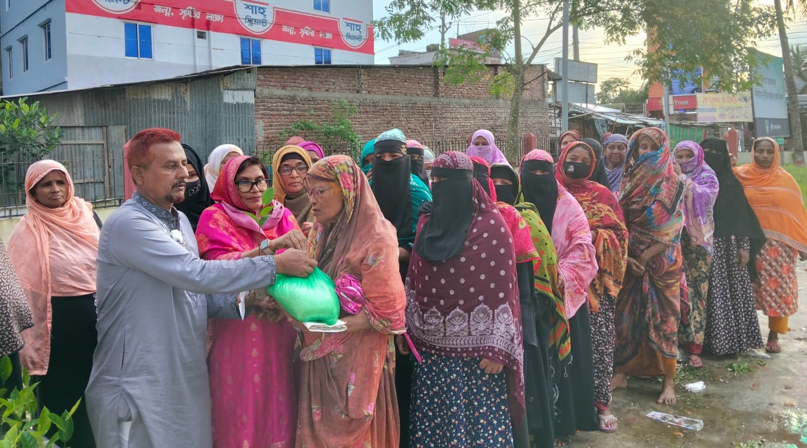শরীয়তপুর জেলা মহিলা দলের উদ্যোগে বৃক্ষরোপণ ও চাল বিতরণ