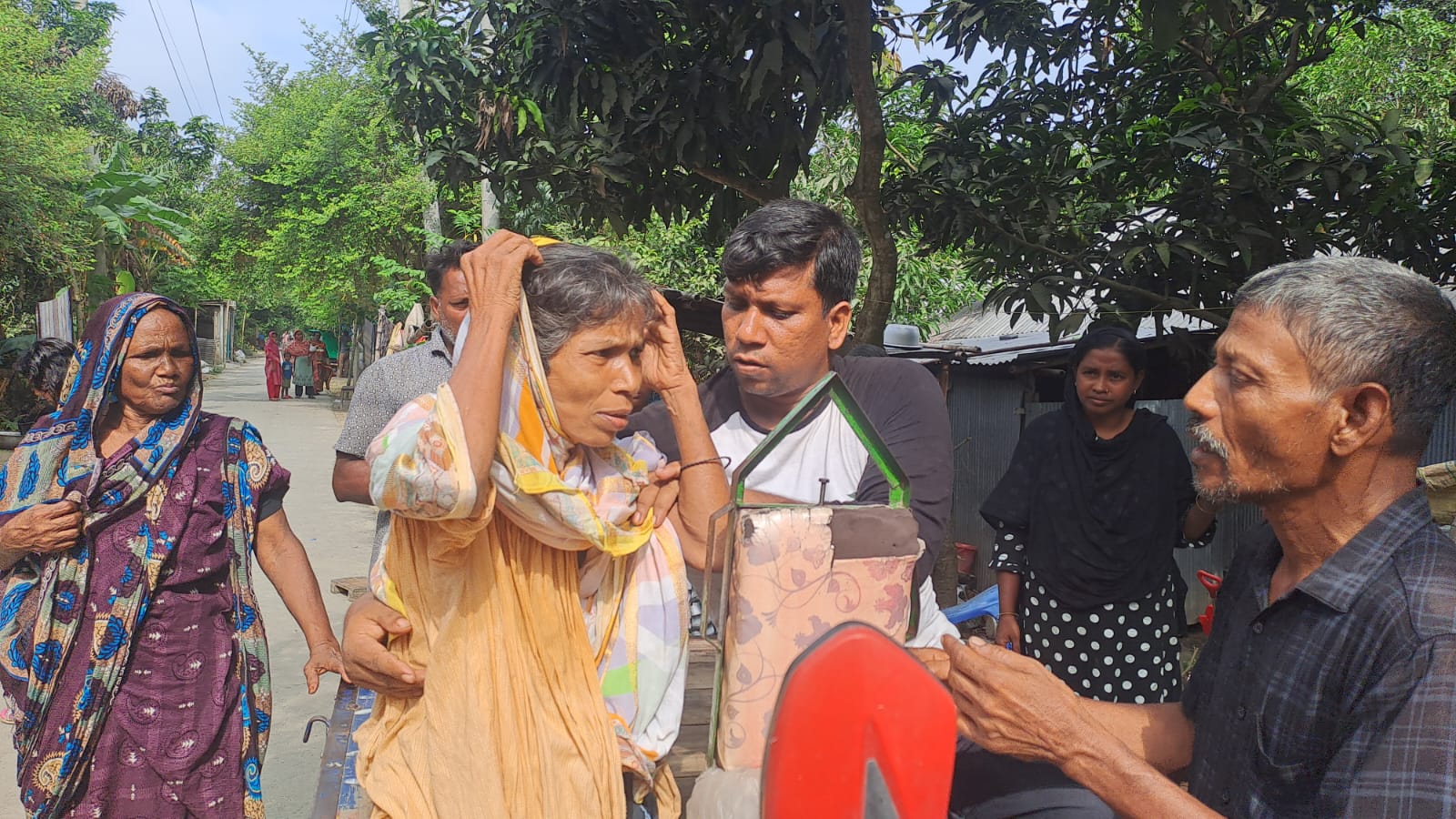 ১২ দিন পর মায়ের সন্ধান পেলেন ছেলে, সাংবাদিকের তৎপরতায় কুষ্টিয়ায় নিখোঁজ রোকেয়া উদ্ধার
