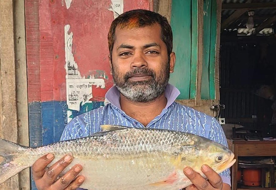 মেঘনায় জেলের জালে ধরা পড়লো ২.৭ কেজির ‘রাজা ইলিশ’বিক্রি হয়েছে ১০ হাজার ৮০০ টাকায়