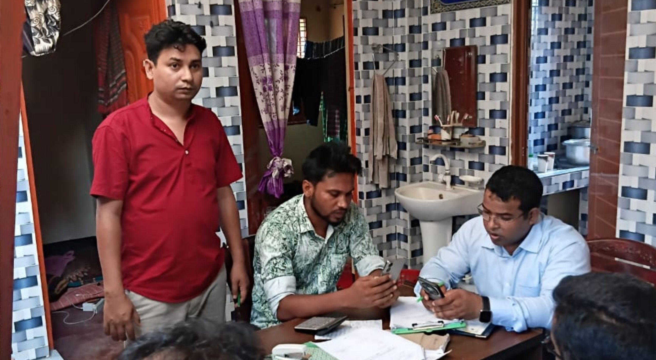 ঠাকুরগাঁওয়ে ফিড নিয়ে অভিযোগ, ৮২ বস্তা জব্দ; জরিমানা ৩০ হাজার