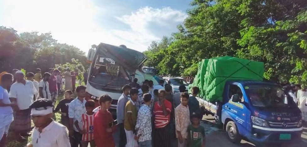 শিবচরের ভাঙ্গা-পাচ্চর এক্সপ্রেসওয়েতে দুই বাসের সংঘর্ষে নিহত ৩, আহত ১০