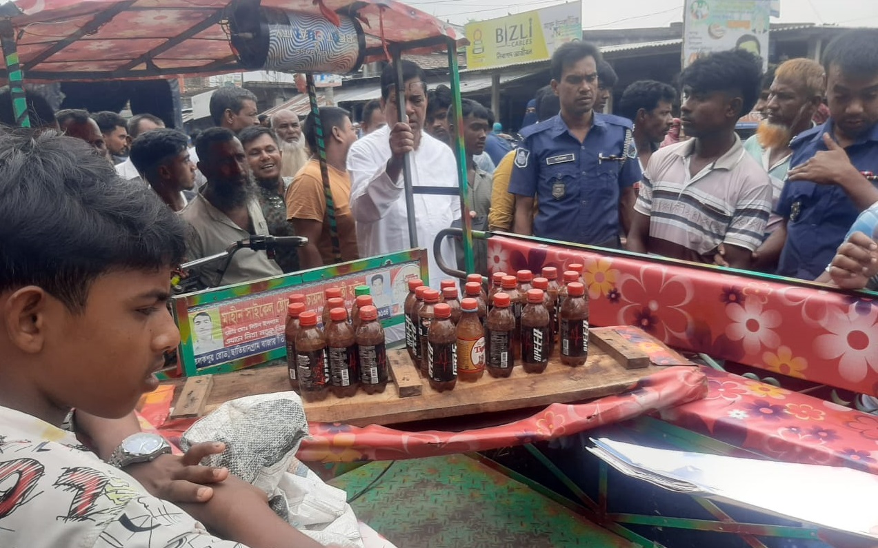 রাণীনগরে নিজস্ব চার্জারভ্যানসহ ২৮ বোতল বাংলা মদ নিয়ে জনতার হাতে যুবক আটক